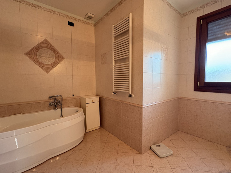 Nel centro di Villanova di Camposampiero, proponiamo in vendita una splendida casa singola di cir...