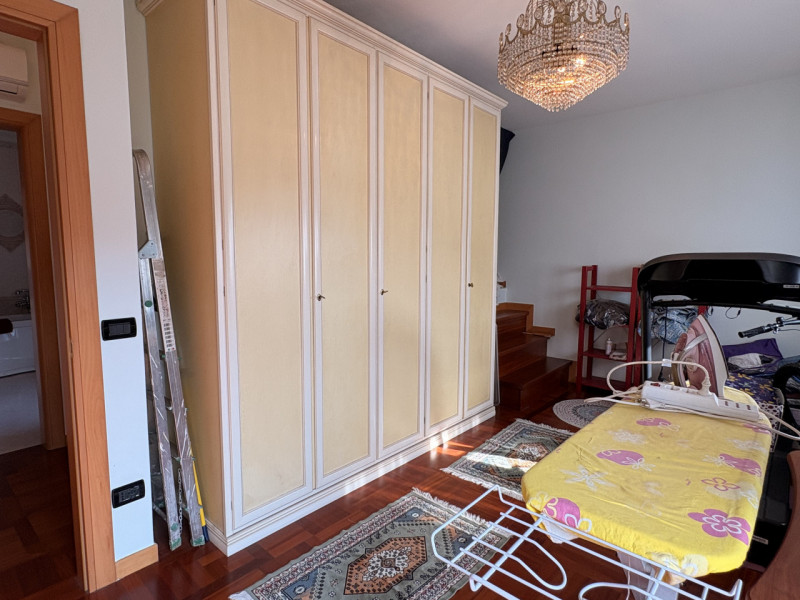 Nel centro di Villanova di Camposampiero, proponiamo in vendita una splendida casa singola di cir...