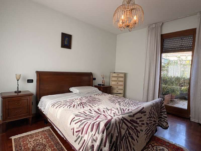 Nel centro di Villanova di Camposampiero, proponiamo in vendita una splendida casa singola di cir...