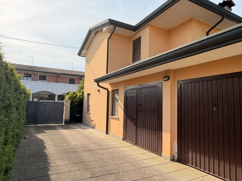 Nel centro di Villanova di Camposampiero, proponiamo in vendita una splendida casa singola di cir...