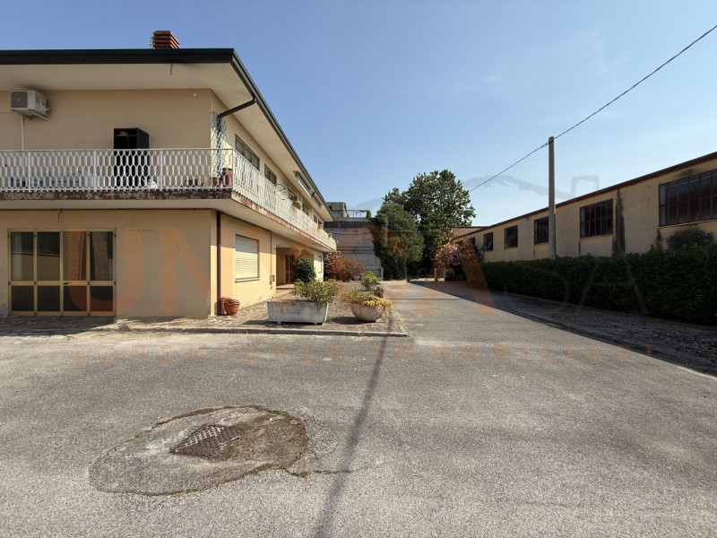RUBANO: Fraz. Sarmeola. proponiamo in vendita, in posizione strategica e facilmente raggiungibile...