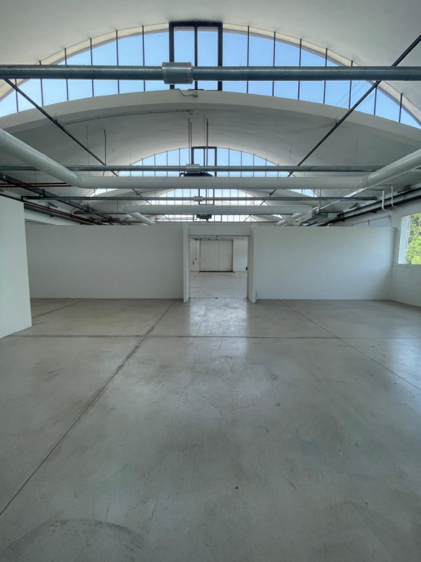 Fabbricato a destinazione industriale di complessivi mq 2300, completamente ristrutturato e con a...
