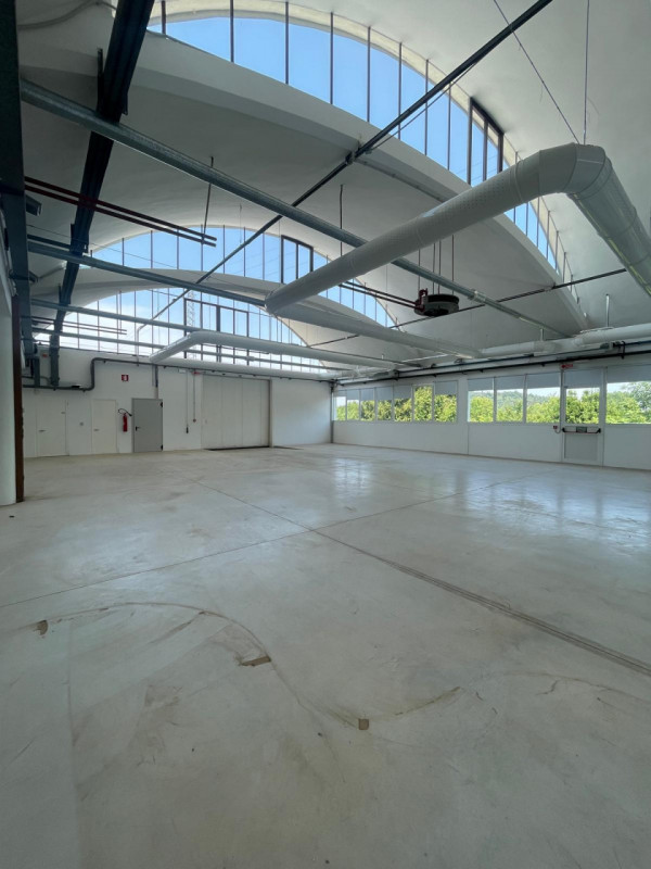 Fabbricato a destinazione industriale di complessivi mq 2300, completamente ristrutturato e con a...