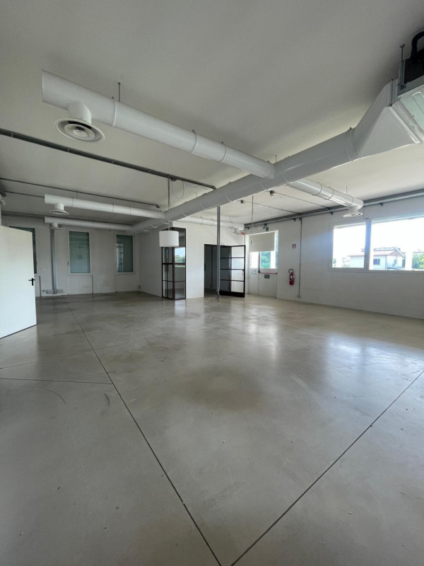 Fabbricato a destinazione industriale di complessivi mq 2300, completamente ristrutturato e con a...