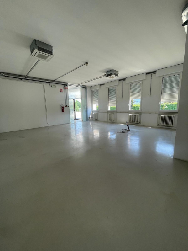 Fabbricato a destinazione industriale di complessivi mq 2300, completamente ristrutturato e con a...