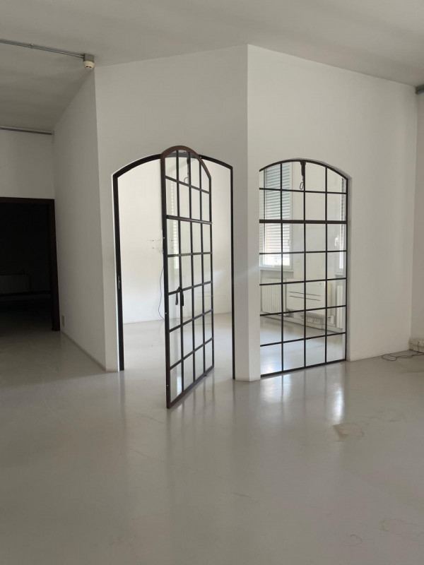 Fabbricato a destinazione industriale di complessivi mq 2300, completamente ristrutturato e con a...