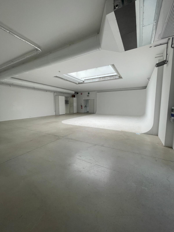 Fabbricato a destinazione industriale di complessivi mq 2300, completamente ristrutturato e con a...