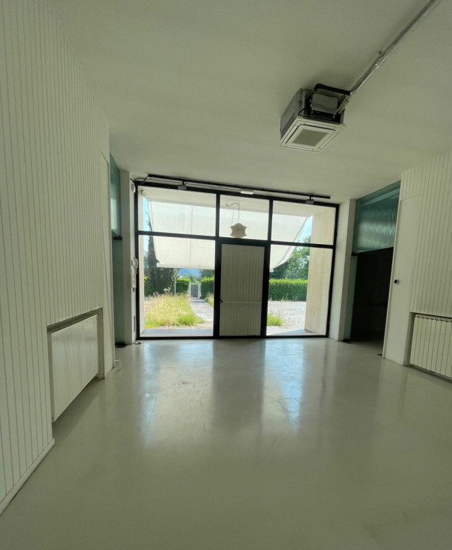 Fabbricato a destinazione industriale di complessivi mq 2300, completamente ristrutturato e con a...