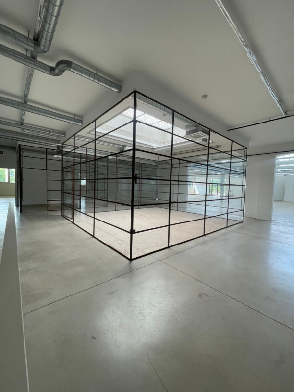 Fabbricato a destinazione industriale di complessivi mq 2300, completamente ristrutturato e con a...
