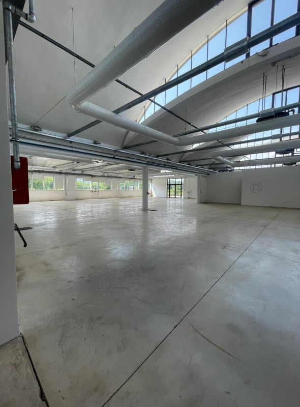 Fabbricato a destinazione industriale di complessivi mq 2300, completamente ristrutturato e con a...