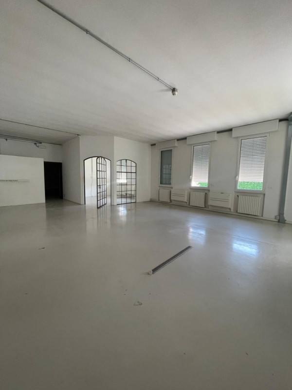 Fabbricato a destinazione industriale di complessivi mq 2300, completamente ristrutturato e con a...