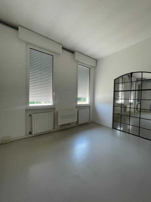 Fabbricato a destinazione industriale di complessivi mq 2300, completamente ristrutturato e con a...