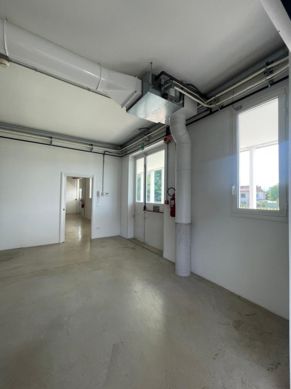 Fabbricato a destinazione industriale di complessivi mq 2300, completamente ristrutturato e con a...