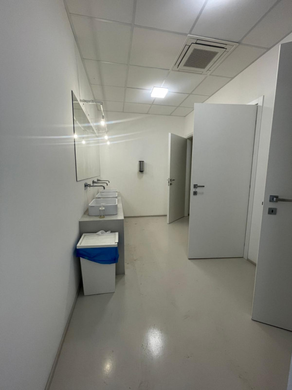 Fabbricato a destinazione industriale di complessivi mq 2300, completamente ristrutturato e con a...