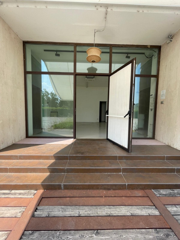 Fabbricato a destinazione industriale di complessivi mq 2300, completamente ristrutturato e con a...