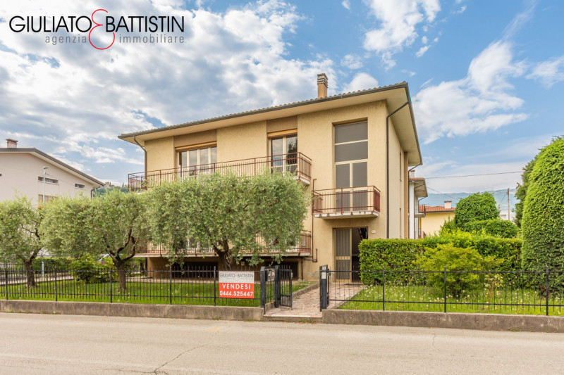 MAROSTICA (VI). Palazzina bifamiliare in vendita nella sua interezza: due unità abitative indipen...