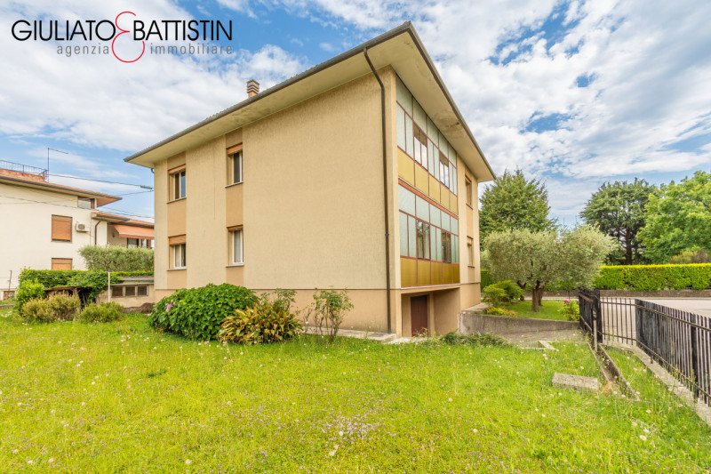 MAROSTICA (VI). Palazzina bifamiliare in vendita nella sua interezza: due unità abitative indipen...