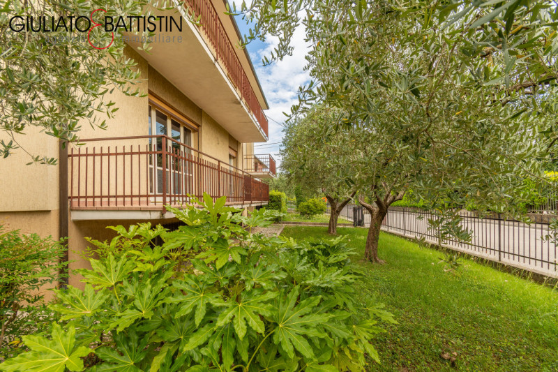 MAROSTICA (VI). Palazzina bifamiliare in vendita nella sua interezza: due unità abitative indipen...