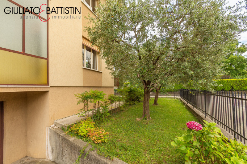 MAROSTICA (VI). Palazzina bifamiliare in vendita nella sua interezza: due unità abitative indipen...