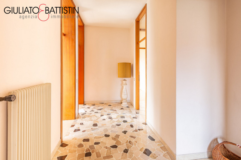 MAROSTICA (VI). Palazzina bifamiliare in vendita nella sua interezza: due unità abitative indipen...