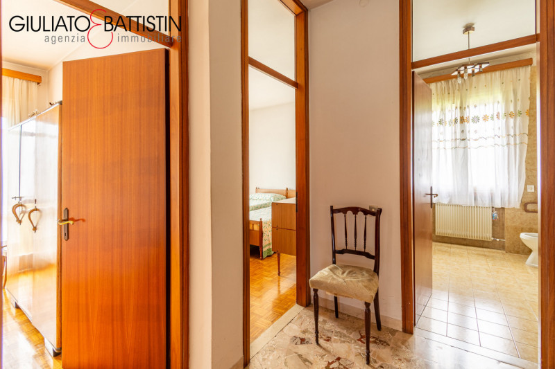 MAROSTICA (VI). Palazzina bifamiliare in vendita nella sua interezza: due unità abitative indipen...