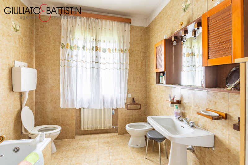 MAROSTICA (VI). Palazzina bifamiliare in vendita nella sua interezza: due unità abitative indipen...