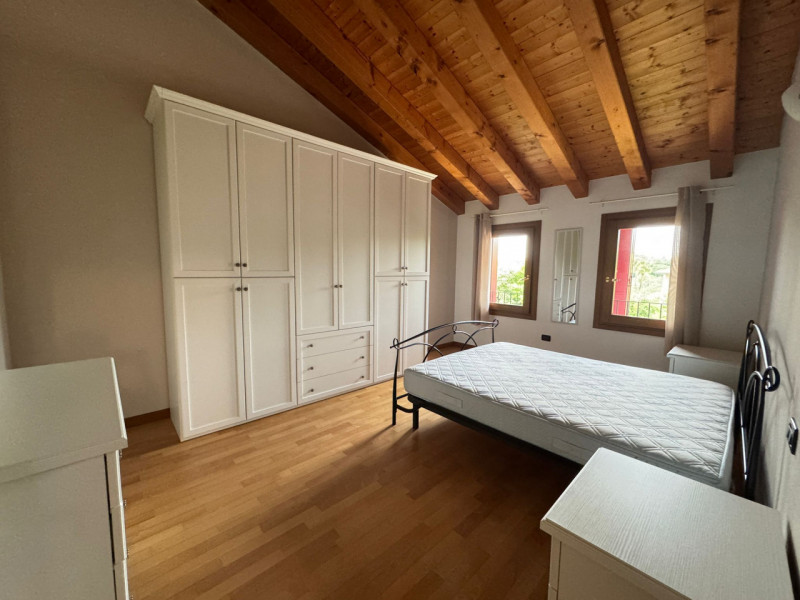 CASTELLO DI GODEGO - Proponiamo in locazione un grazioso appartamento situato al primo piano di u...