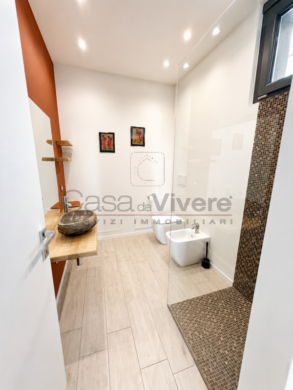 In pieno centro a Piove di Sacco, proponiamo in affitto in esclusiva un attico arredato da archit...