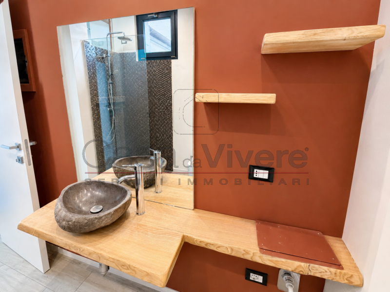In pieno centro a Piove di Sacco, proponiamo in affitto in esclusiva un attico arredato da archit...