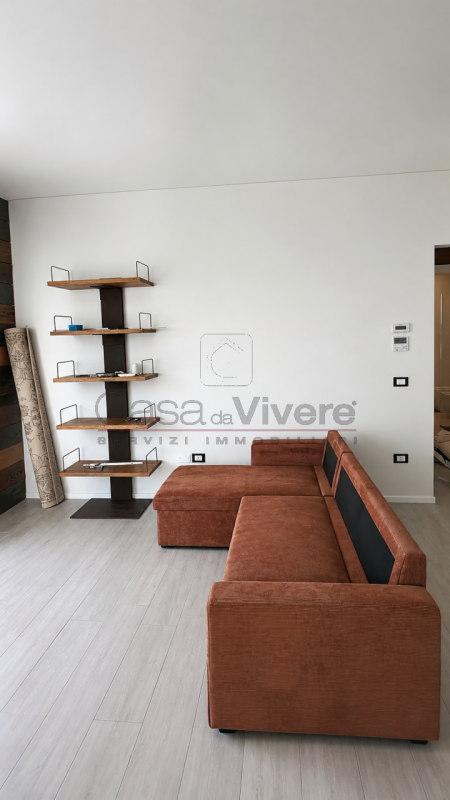 In pieno centro a Piove di Sacco, proponiamo in affitto in esclusiva un attico arredato da archit...