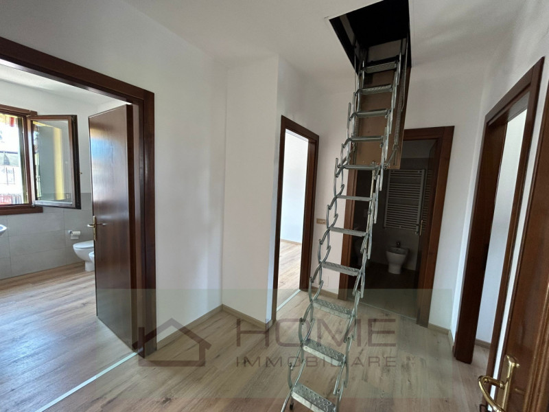 Scopri questa esclusiva opportunità,appartamento indipendente situato nel cuore di Bastia, una de...