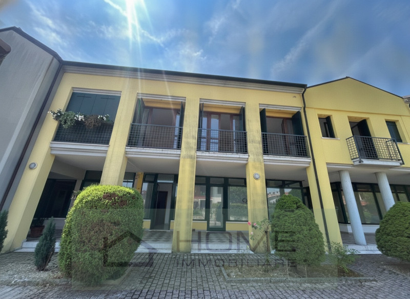 Scopri questa esclusiva opportunità,appartamento indipendente situato nel cuore di Bastia, una de...