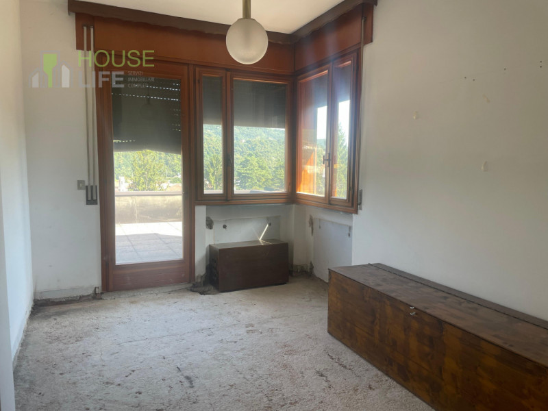 VALDAGNO: In posizione panoramica e soleggiata, ma comoda al centro, proponiamo VILLA SINGOLA al ...