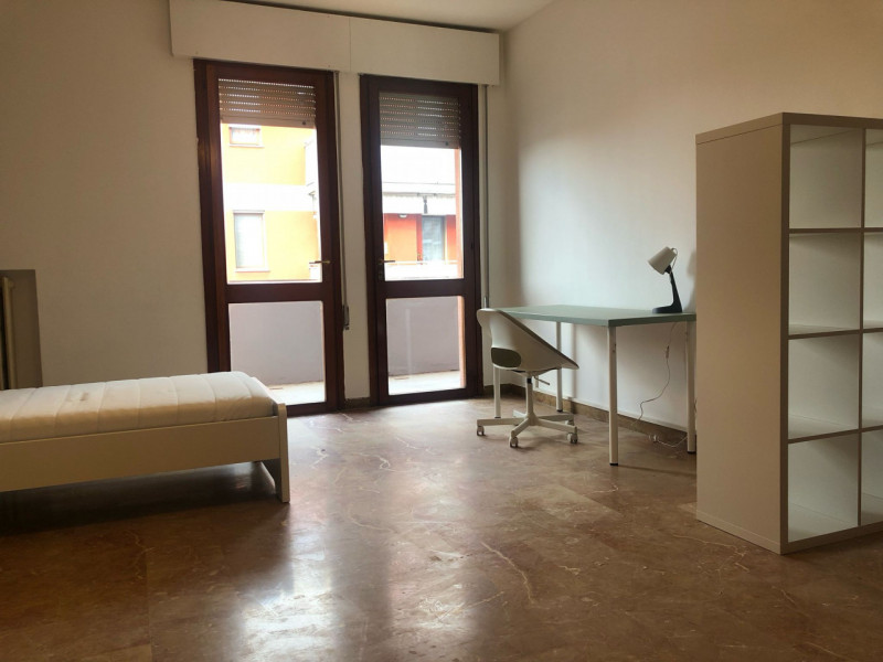Nel cuore del vivace quartiere di Santa Rita a Padova, proponiamo in locazione un luminoso appart...