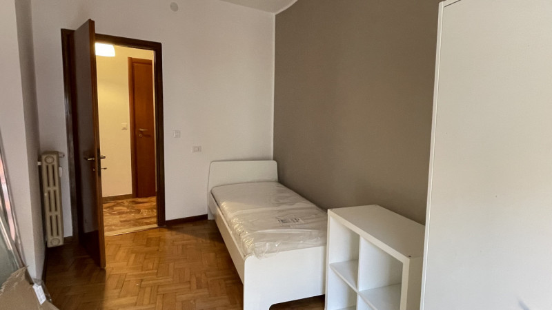 Nel cuore del vivace quartiere di Santa Rita a Padova, proponiamo in locazione un luminoso appart...