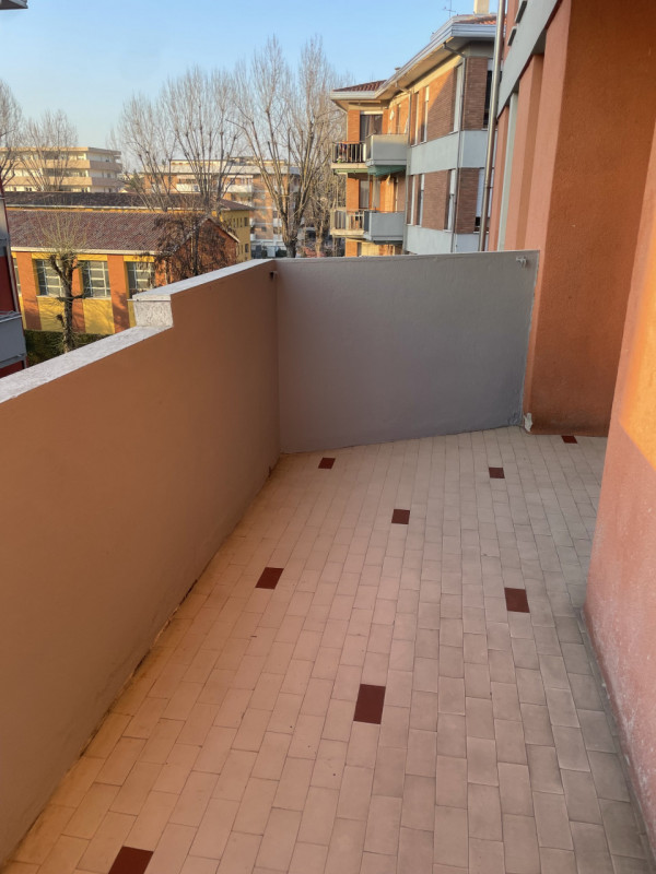 Nel cuore del vivace quartiere di Santa Rita a Padova, proponiamo in locazione un luminoso appart...