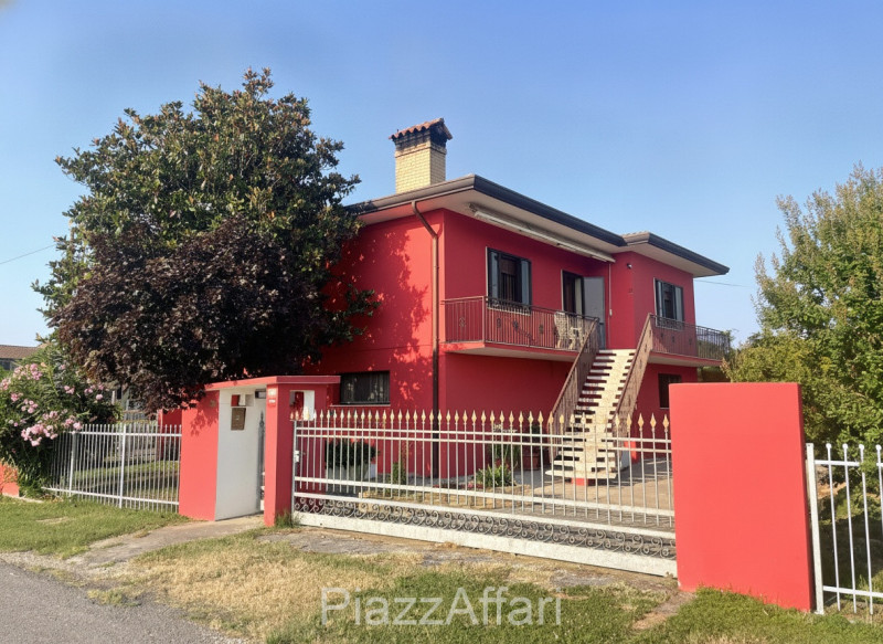 In zona di campagna ma a soli 1,5 km dal centro del paese, casa singola di importante metratura, ...