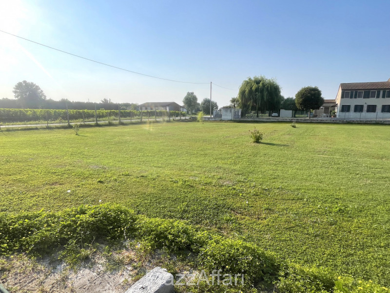 In zona di campagna ma a soli 1,5 km dal centro del paese, casa singola di importante metratura, ...