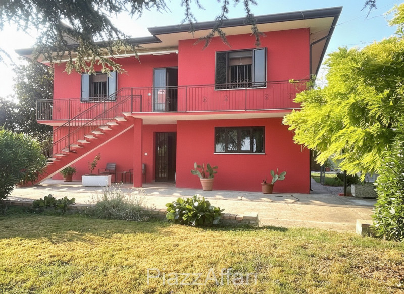 In zona di campagna ma a soli 1,5 km dal centro del paese, casa singola di importante metratura, ...