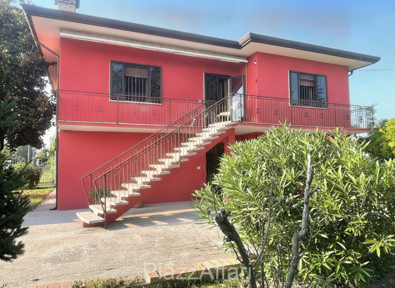 In zona di campagna ma a soli 1,5 km dal centro del paese, casa singola di importante metratura, ...