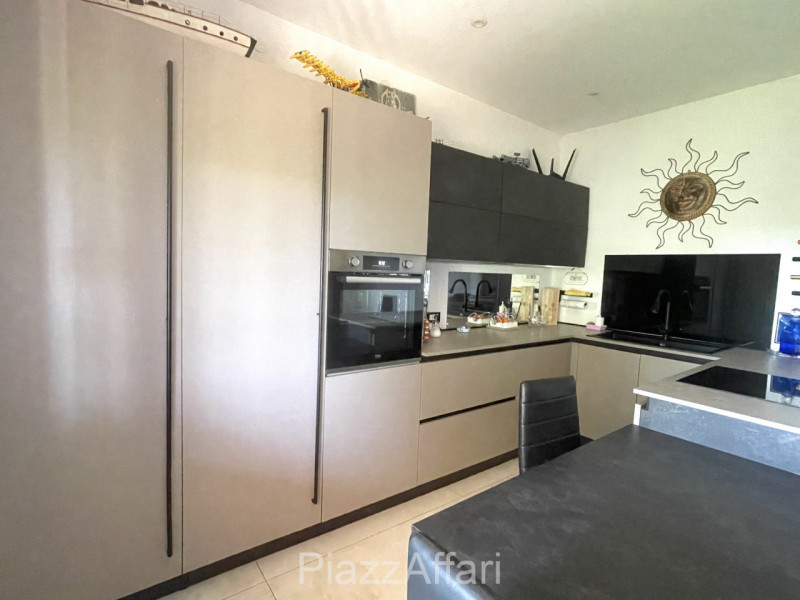 In zona di campagna ma a soli 1,5 km dal centro del paese, casa singola di importante metratura, ...