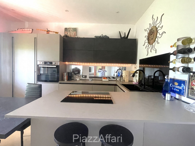 In zona di campagna ma a soli 1,5 km dal centro del paese, casa singola di importante metratura, ...