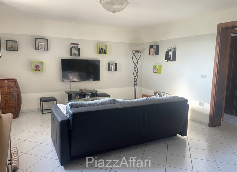 In zona di campagna ma a soli 1,5 km dal centro del paese, casa singola di importante metratura, ...