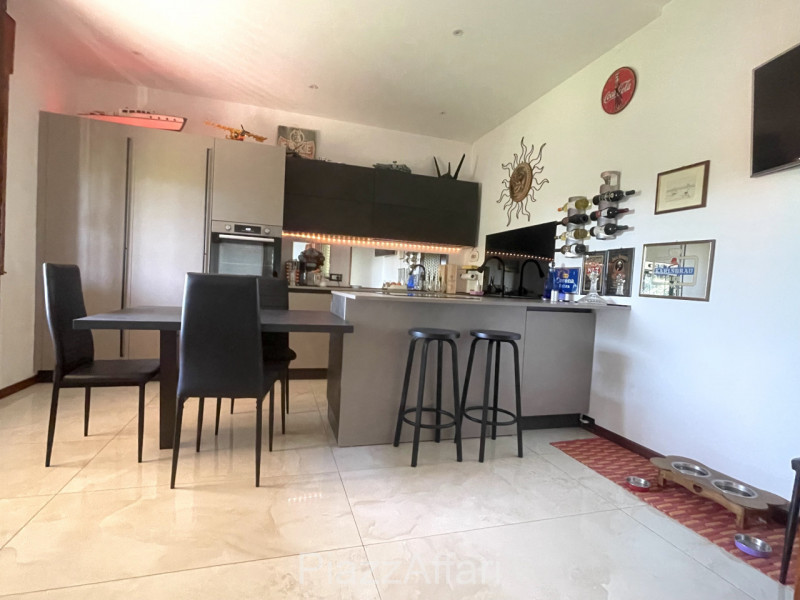 In zona di campagna ma a soli 1,5 km dal centro del paese, casa singola di importante metratura, ...