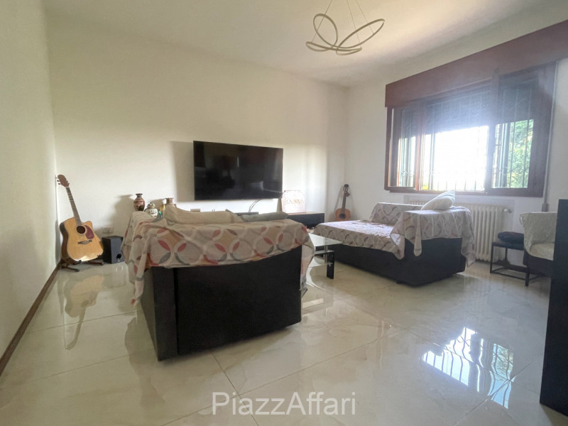 In zona di campagna ma a soli 1,5 km dal centro del paese, casa singola di importante metratura, ...