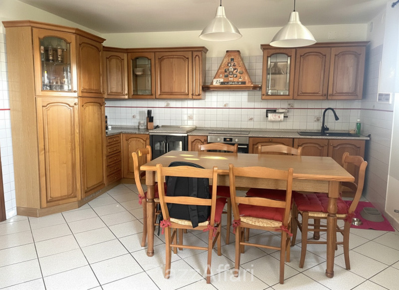 In zona di campagna ma a soli 1,5 km dal centro del paese, casa singola di importante metratura, ...