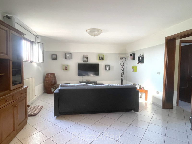 In zona di campagna ma a soli 1,5 km dal centro del paese, casa singola di importante metratura, ...