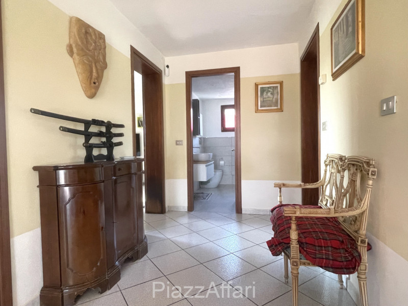 In zona di campagna ma a soli 1,5 km dal centro del paese, casa singola di importante metratura, ...