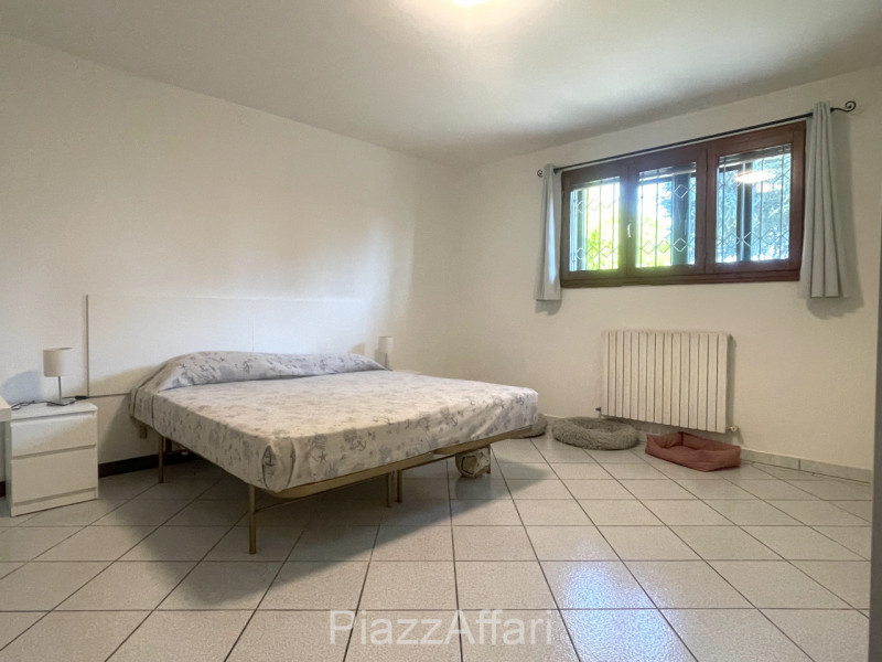 In zona di campagna ma a soli 1,5 km dal centro del paese, casa singola di importante metratura, ...