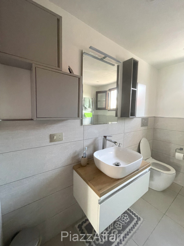 In zona di campagna ma a soli 1,5 km dal centro del paese, casa singola di importante metratura, ...